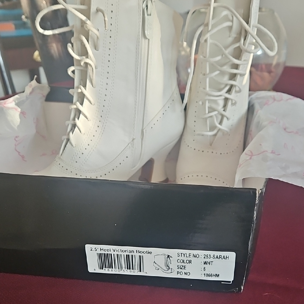 Ellie White Victorian Lace up Bootie Like new size 6